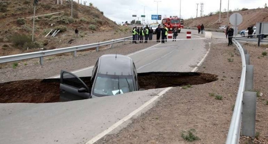 Se abrió un agujero en plena ruta y se “tragó” a un auto