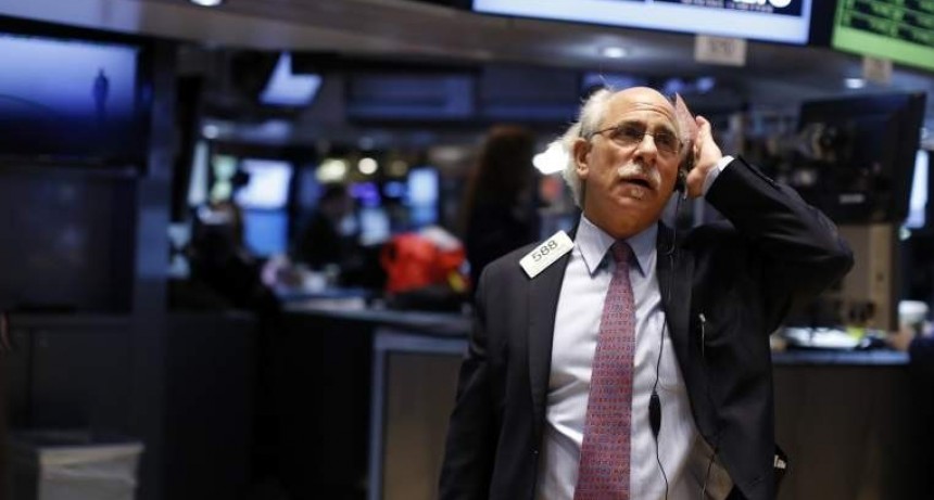 Wall Street opera con pérdidas por incertidumbre comercial