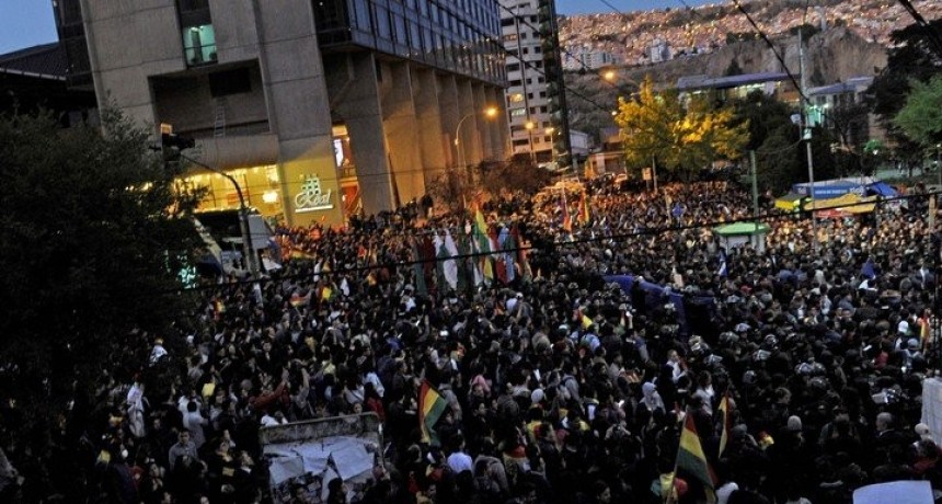 Bolivia: manifestantes quemaron oficinas electorales en Sucre y Potosí
