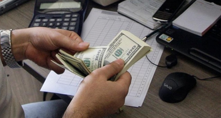 El dólar cerró arriba de los $61