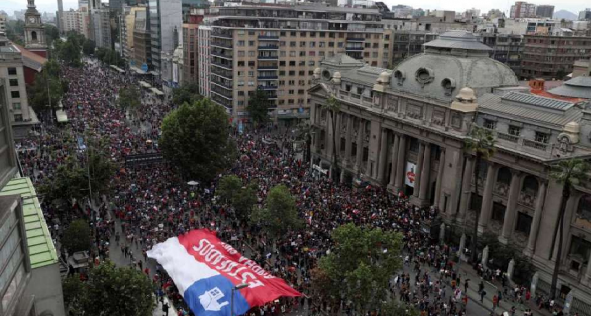 Continúan las masivas manifestaciones en Chile pese a las medidas de Piñera
