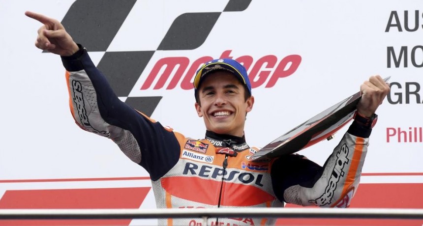 Márquez levanta su trofeo en el GP de Australia