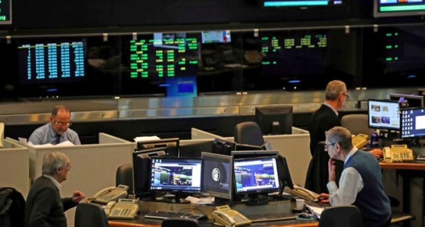 La bolsa porteña cayó casi 4% y subió el riesgo país