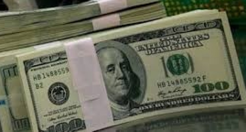 El dòlar cotiza a $63,50  y el  blue $ 68 peso