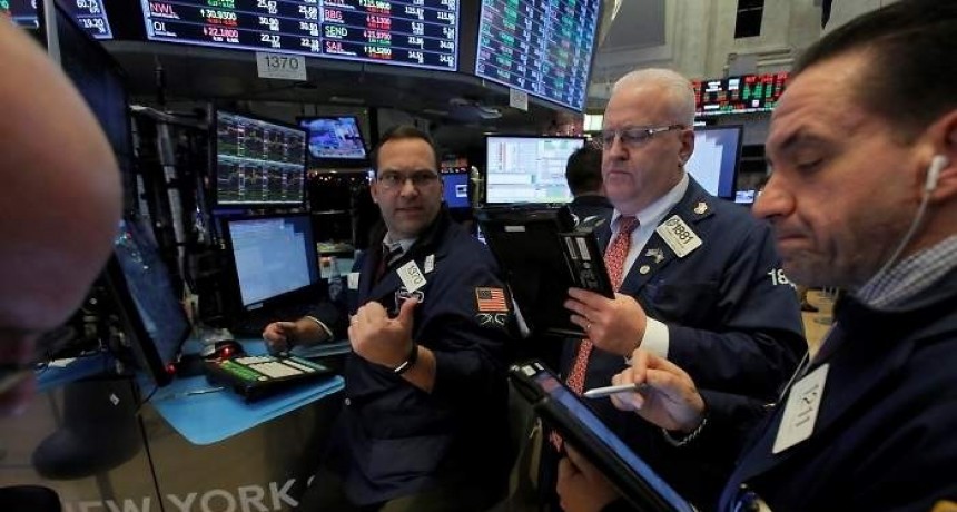 Wall Street cerro con ligeros descensos