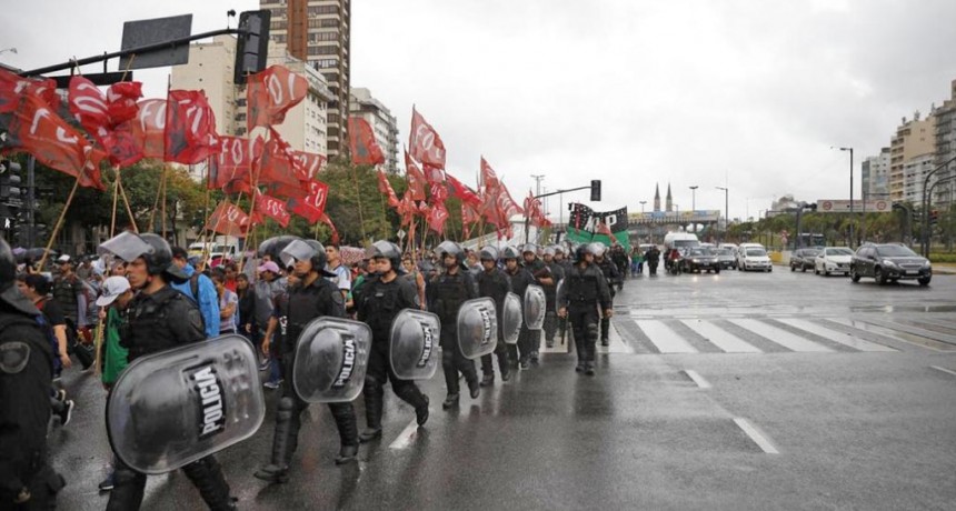 Marchas de organizaciones sociales y reclamo de taxistas