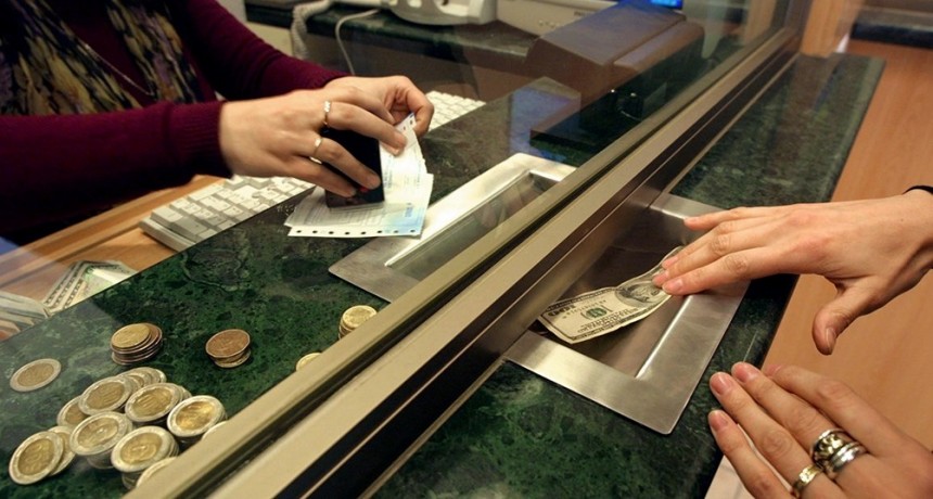 El dólar cerró en baja a $63,22 promedio