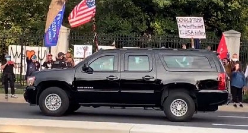 Donal Trump saludo desde un vehículo a los simpatizantes