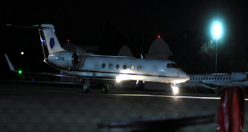 Messi llegó en su avión privado a la Argentina