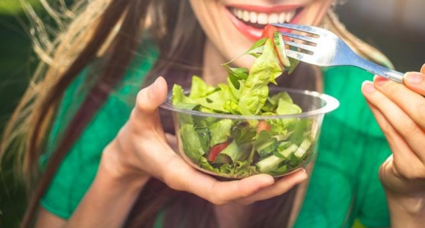 Una familia gasta $200 para comer ensalada mixta