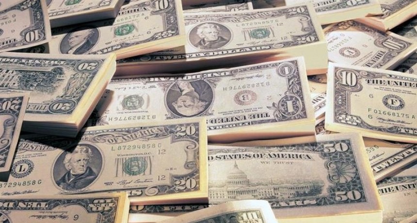 El dólar blue a $ 158 y el dólar mayorista cerrò $ 77,11