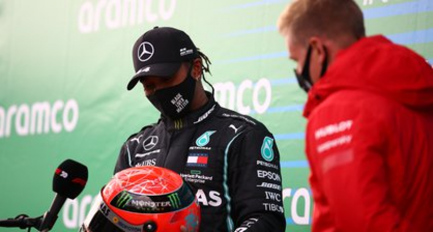 Mick Schumacher le regaló un casco de su padre a Hamilton