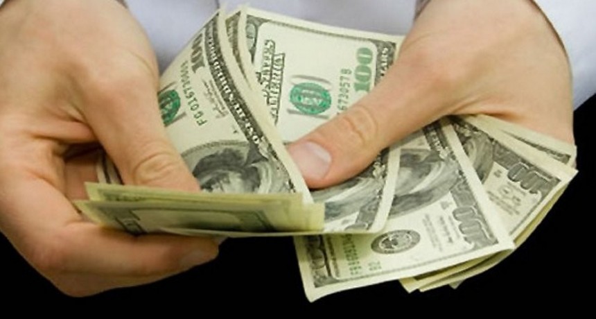 El dólar libre sube a $167 y regresa a su récord histórico