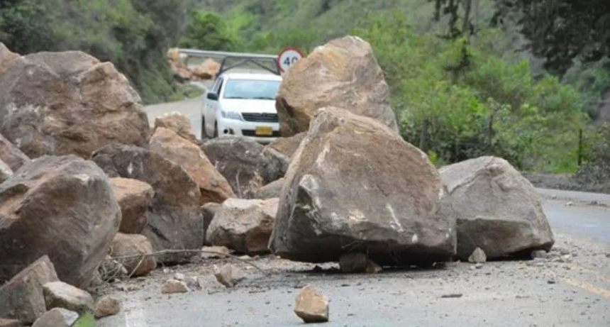 Deslizamiento de rocas sepultan 16 personas