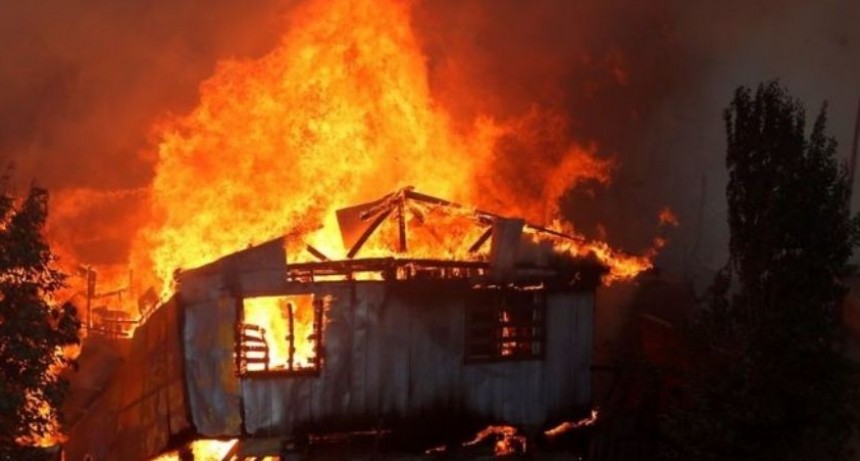 Chile: multitudinaria manifestación e incendios en una universidad y una iglesia