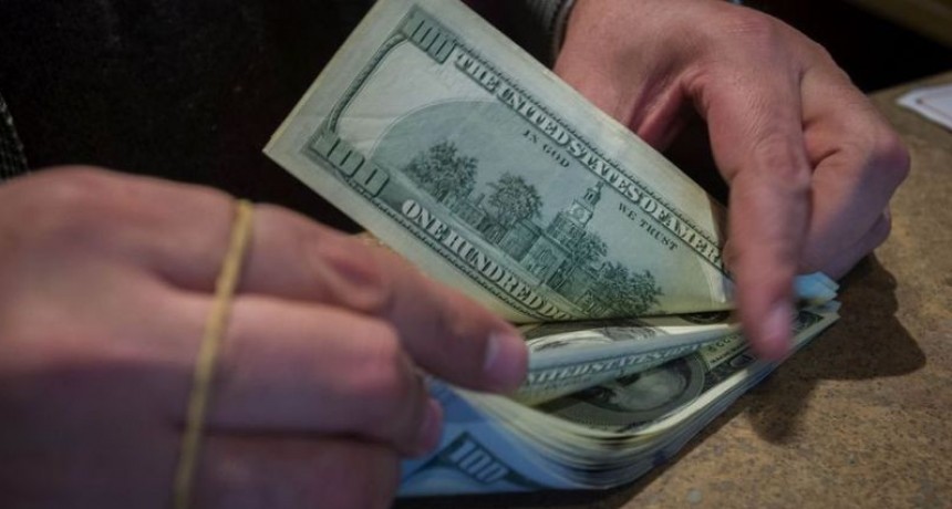 En una plaza acotada el dólar blue cerro a $181