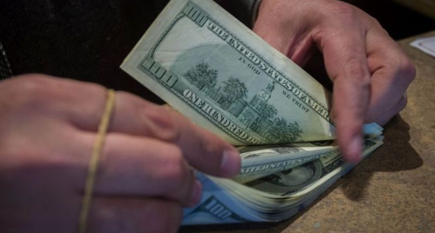 El Dólar blue cerro $183 y sube otros $3
