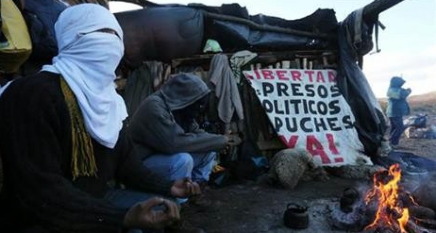Mapuches incendiaron un campamento de Vialidad Nacional 