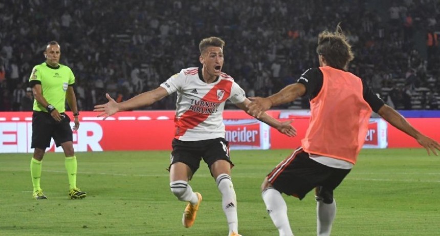 River le gano con 10 hombres a Talleres