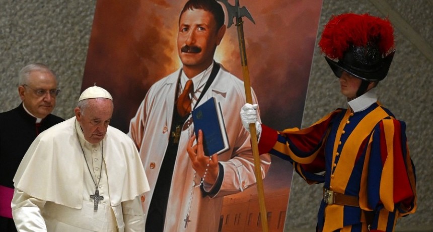 Francisco proclamó santo a Artémides Zattial