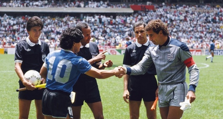 Subastarán la pelota de Diego Maradona
