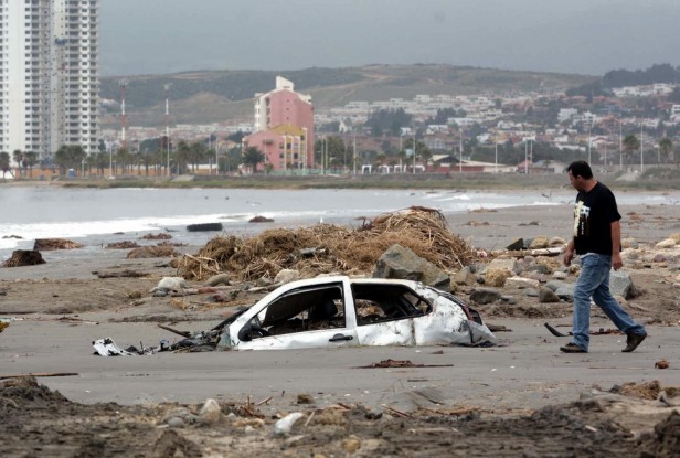 Chile,Coquimbo, playa la Serena,  se recupera del tsunami