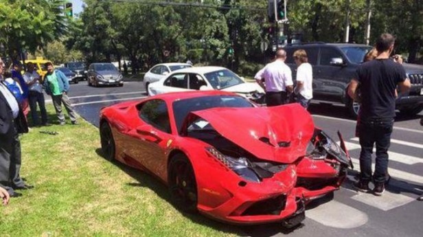 Hungría moderno ferrari  chocado recién salido de la concesionaria