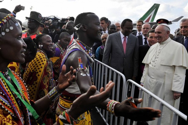 Pueblo africano saluda al Papa
