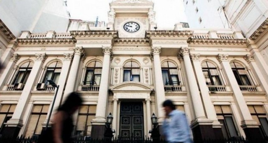 Los bancos bajan las tasas de los plazos fijos