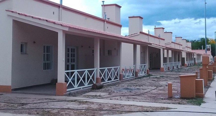 Vecinos de Guachipas y La Viña reciben su lote y viviendas