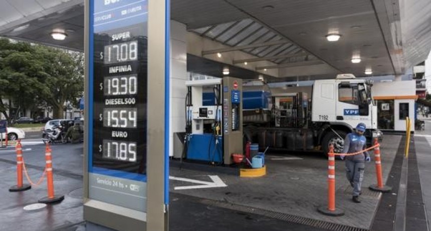 Aplican el incremento al impuesto a los combustibles líquidos postergado