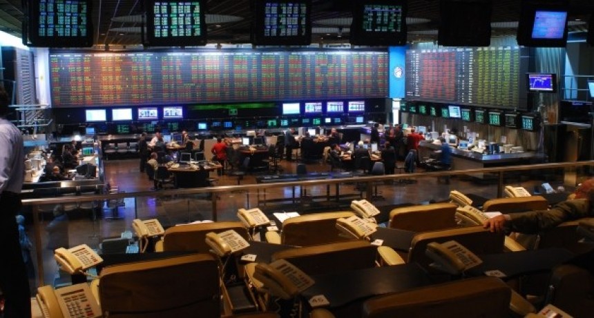 Bolsa argentina sube por coberturas en plaza a atenta a señales nuevo Gobierno