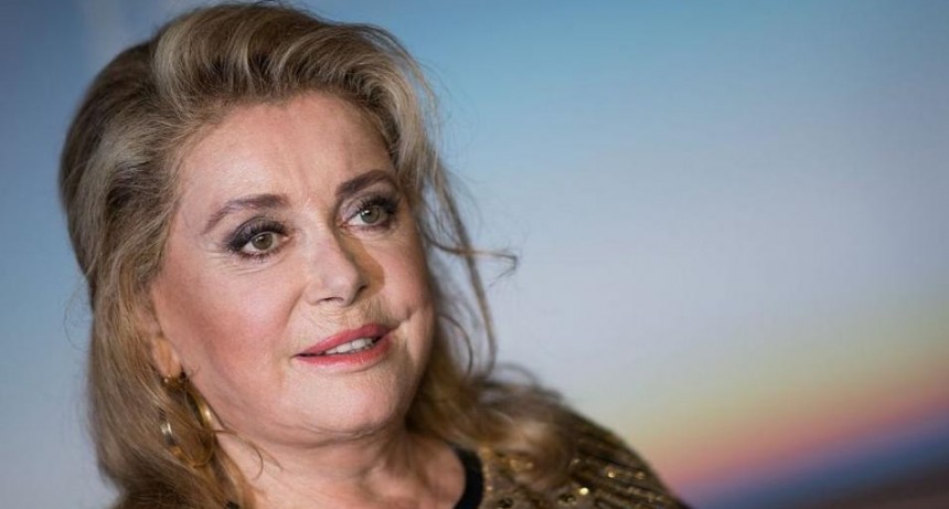  Catherine Deneuve fue internada y se encuentra en 
