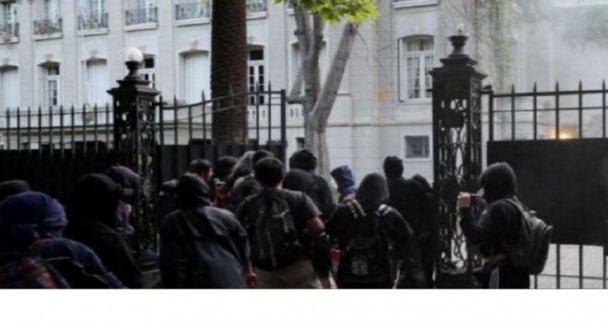 Evacuaron la embajada argentina en Santiago