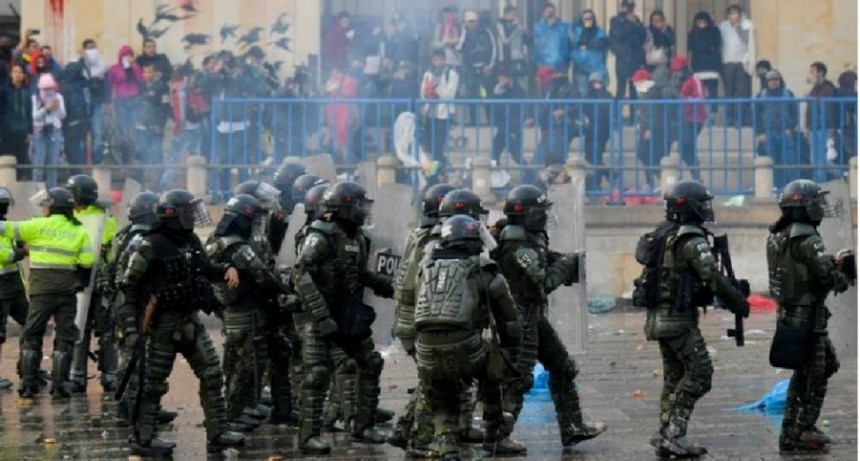 Decretan toque de queda en Bogotá