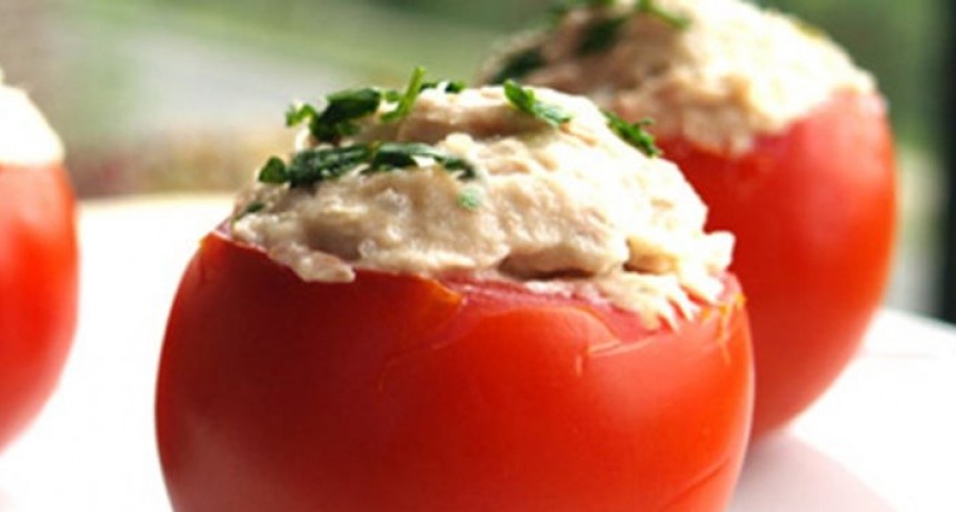 Tomates rellenos de atún, fácil y resultòn