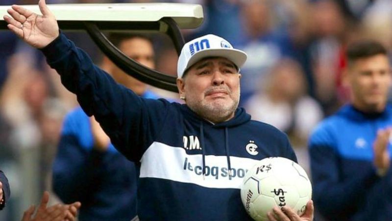 Maradona saliò de una intervención exitosa