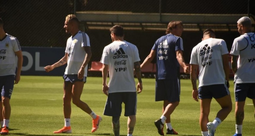 La selección está en un mar de dudas para enfrentar mañana a Paraguay