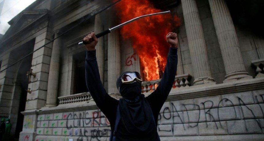 Guatemala: las protes Incendian el Congreso y hay grave crisis institucional