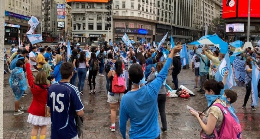 Marcha celeste contra la legalización del aborto 