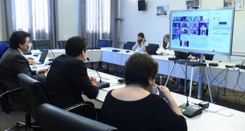 Los docentes logran un aumento salarial total del 33,5% 
