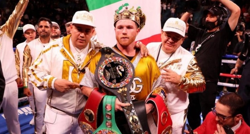 'Canelo' Álvarez noqueó a Caleb Plant 