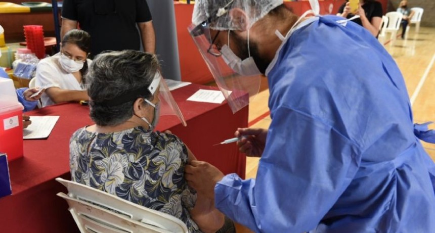 Se le aplica Tercera dosis COVID-19 a mayores de 60 años 