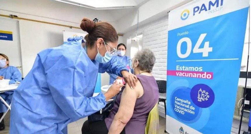 Vacunan con refuerzo COVID-19 a mayores de 50 años 