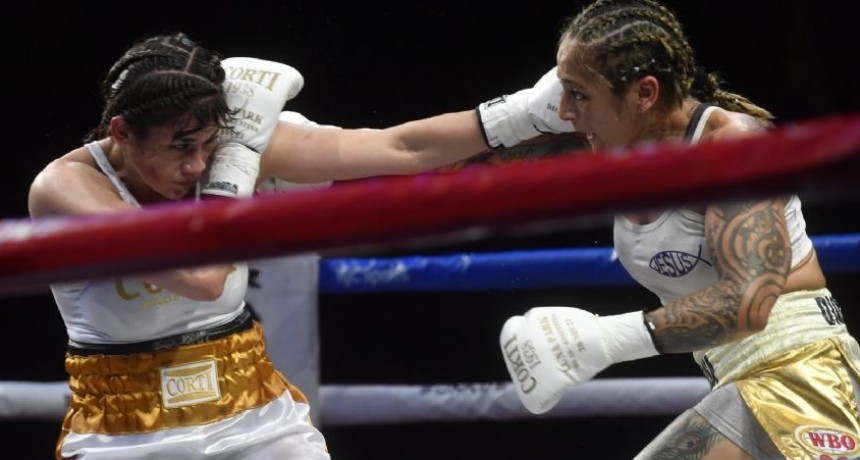 Débora Dionicius la bajo a la Tigresa Acuña