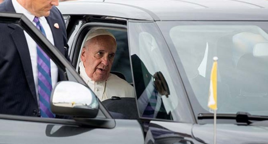 Francisco llegó a Bahréin en una visita para pedir por la paz