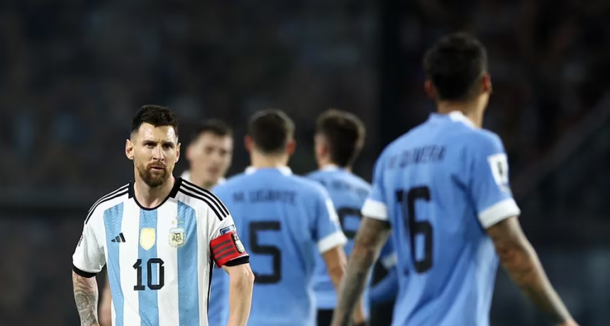 Argentina perdió 2-0 ante Uruguay en La Bombonera