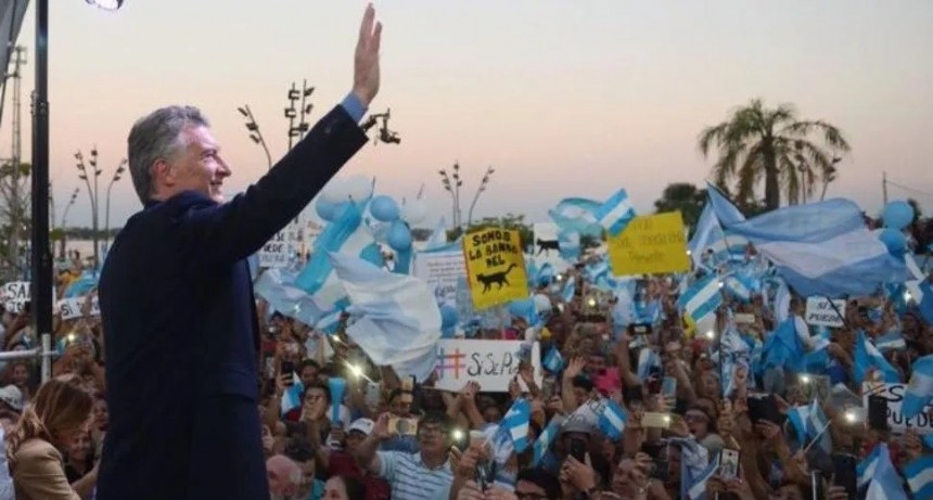  Macri es despedido con una marcha en Plaza de Mayo