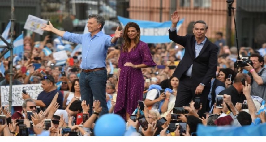 Macri saludó emocionado y cantó el himno ante los presente