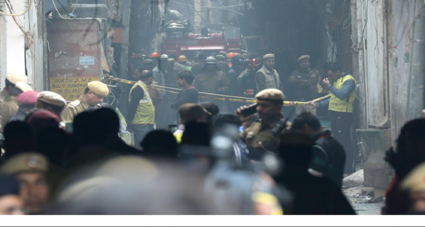 Un incendio en una fábrica de Nueva Delhi, dejó al menos 43 muertos